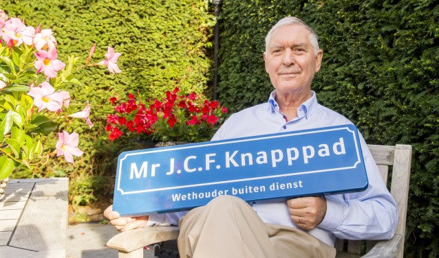 Hans Knapp met het bord dat hij bij zijn afscheid van de raad kreeg in september 2016. | Foto: archief, Remco Out