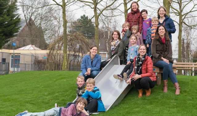 Moeders Tamara, Anja, Linda, Hannerieke (en boven) Nancy en Marlinde met een aantal van hun kinderen. | Foto: pr./Femke Vink.
