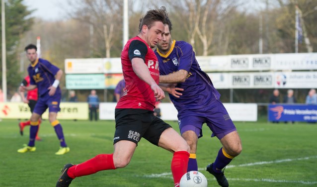 Jordy Zwart en Koen Martzdorf van de Groesbeekse Treffers: de maker van de 0-3. | Foto: Orange Pictures, Kees Kuijt