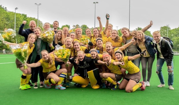 Alecto dames 1 viert een feestje nadat bekend geworden is dat het team zich handhaaft in de Overgangsklasse. | Foto: J.P. Kranenburg