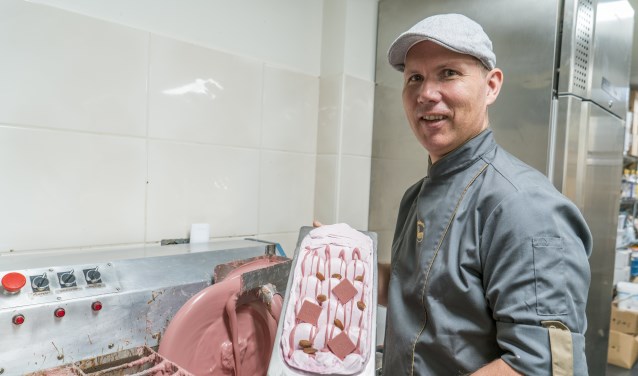 Gert van Soest in zijn 'atelier' met vers gedraaid Ruby ijs. | Foto: Remco Out