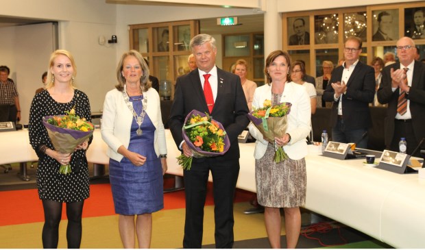 Jeanet van der Laan, burgemeester Lies Spruit, Kees van der Zwet en Jolanda Langeveld vormen het nieuwe college. Op de achtergrond rechts de oud-wethouders Van Buuren en Ruigrok.
