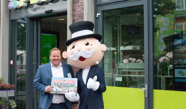 Joop van Dijk krijgt de symbolische editie Monopoly Voorhout overhandigd. | Foto: pr.