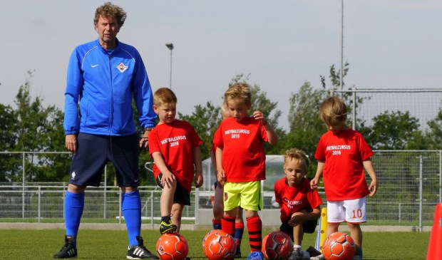 Laurens Mouter geeft drie trainingen aan de jeugd van de basisschool. | Foto: pr.