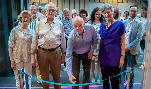 Wethouder Jeff Gardeniers opent het Filmhuis Leiderdorp. Hij wordt geflankeerd door de bestuursleden van de Stichting Filmhuis Leiderdorp, v.l.n.r. Marjan Seelen, Henk Koster en Ellen Gerrese. | Foto: J.P. Kranenburg