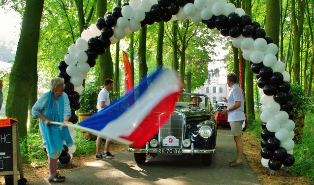 Ina Michiels van Kessenich en haar kleindochter Lola (samen 100) vlagden de auto's weg. | Foto's Willemien Timmers