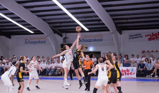 Een sprongbal in de derde wedstrijd in play-offs. | Foto: Geert Bekker