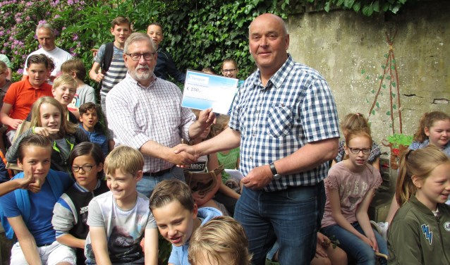 Hans Wilson krijgt de cheque van de Teylinger Prijs vorig jaar overhandigd van jurylid Dion Piket (r). | Foto: pr.