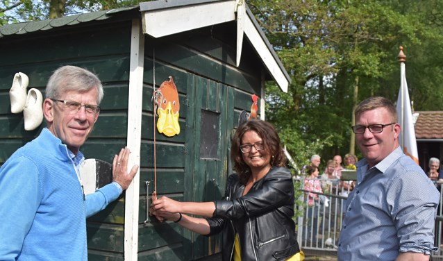 De kippenren wordt geopend door Cor Disseldorp (links), Charlotte van der Zwan en Ruud van Rijn.