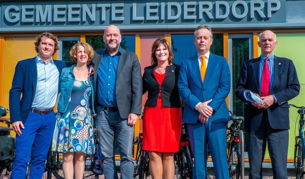 V.l.n.r. fractievoorzitters Bart Hoenen (VVD), Mirjam van der Stelt (CDA) en Hugo Langenberg (LPL) en de beoogde wethouders Angelique Beekhuizen (LPL), Willem Joosten (VVD) en Jeff Gardeniers (CDA).