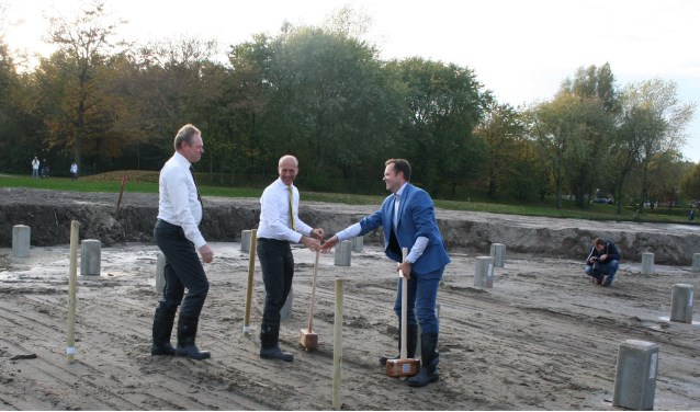 Ivo ten Hage, Martijn van de Poll waren aanwezig bij het slaan van de eerste paal in november 2015. | Foto: archief