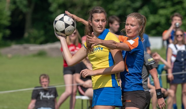Ilse Hazekamp (rechts) verdedigt sterk en maakt het haar directe tegenstandster zo moeilijk mogelijk. | Foto lichtenbeldfoto.nl