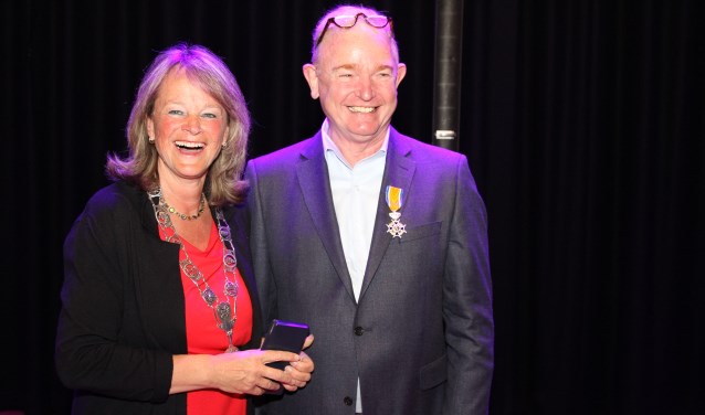 Een geridderde Hans Bet samen met burgemeester Lies Spruit. (Lees het hele artikel op pagina 7 en op www.lissernieuws.nl). | Foto: Arie in 't Veld