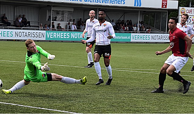 Ivailo Staal passeert doelman Van de Wijngaart en scoort 1-0. | Foto: PR