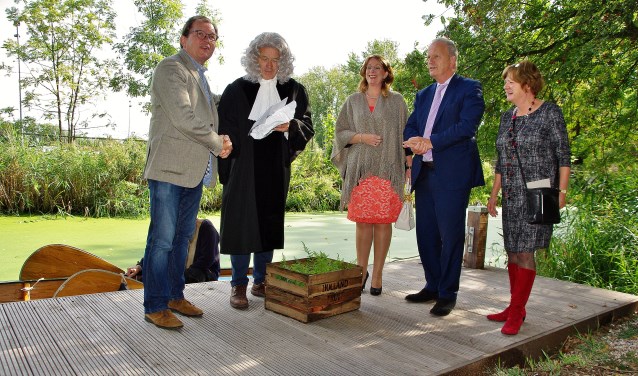 Tijdens de Open Monumentendag 2017 onthulde Herman Boerhaave samen met onder andere burgemeester Carla Breuer een informatiebord bij kasteel Oud-Poelgeest in Oegstgeest. | Foto: archief/Willemien Timmers