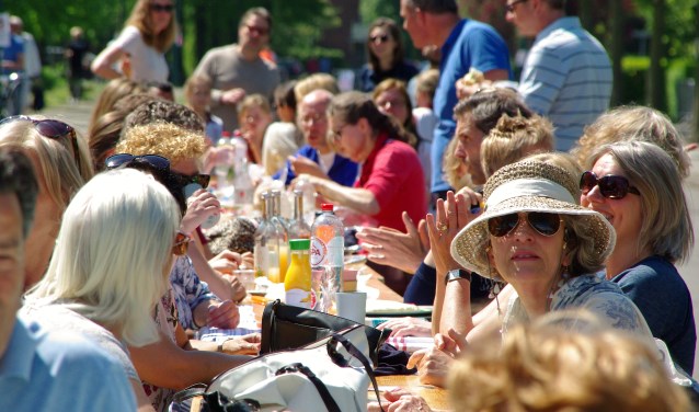 Middenop de Hofbrouckerlaan genoten velen van de lustrumlunch. | Foto's Willemien Timmers