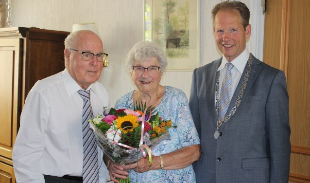 Piet en Corrie Brandsma krijgen natuurlijk bezoek van burgemeester Arie van Erk op deze bijzondere dag. | Foto: Annemiek Cornelissen