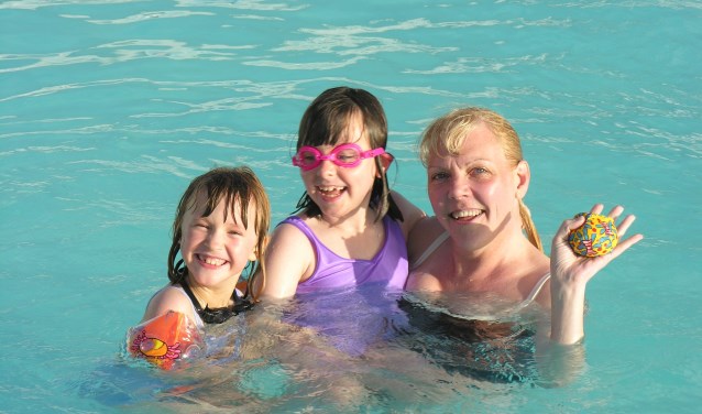 Mama's die met hun kids komen vrijzwemmen, hoeven geen entree te betalen bij De Waterkanten. | Foto: pr