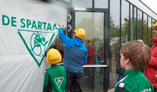 Henk Elfering, oudste lid van AV De Spartaan opende het clubgebouw.