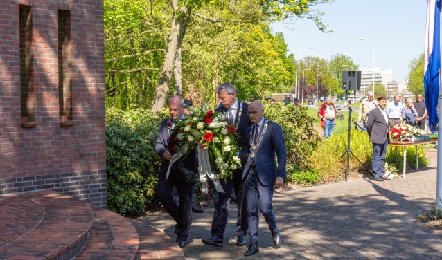 De burgemeesters Visser, Lenferink en Jaensch leggen gezamenlijk een krans. | Foto Wil van Elk