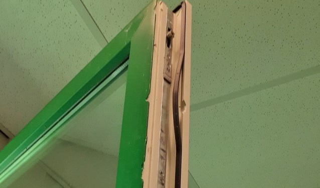 Het geforceerde raam van de technische ruimte. | Eigen foto