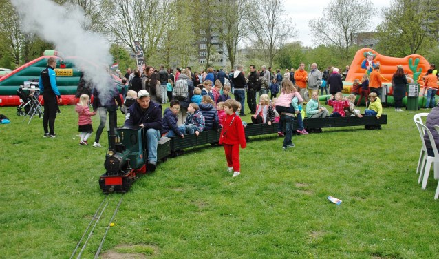 Het stoomtreintje is al sinds jaar en dag een vast onderdeel van de Leiderdorpse 5 mei viering. | Archieffoto