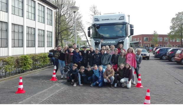 Groep 8 De Tweemaster locatie Nassaupark bij de Veilig op Weg-truck.