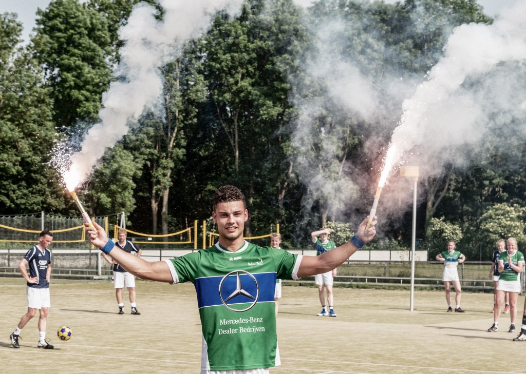 Met twee fakkels in de hand loopt Kevin de Boer trots het veld af.