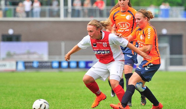 Dominique van Wensveen omspeelt slim Joëlle de Bondt en vervolgens Sarina Groeneveld.