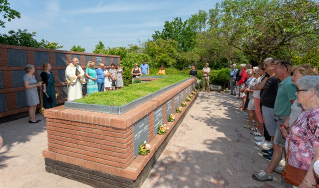 Diaken Peter Winnubst zegende de nieuwe urnenmuur op de begraafplaats van de Rk H. Willibrordkerk aan de Rhijngeesterstraatweg. | Foto Wil van Elk