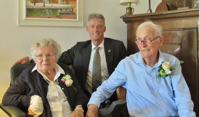Het echtpaar De Jong Kooreman was op 4 mei 65 jaar getrouwd. Het geheim van een zo lange relatie? 'Altijd rustig blijven en niet op elk akkefietje van je partner letten.' | Foto Wim van Tuijl