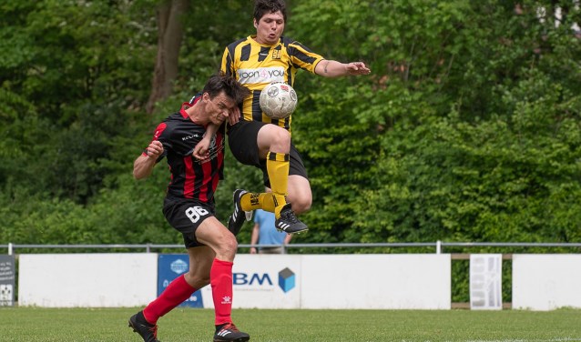 Elroy van der Hooft, gestart in de basis, scoort met een bijzondere lob. | Foto: lichtenbeldfoto.nl