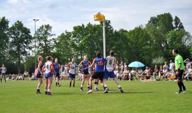 Kevin Vreeken scoort 15-13; de winnende treffer. | Foto Wim van Tuijl