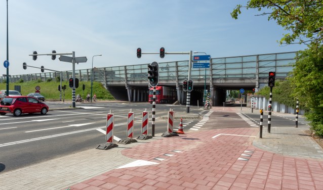 Nieuw wegdek en wegmarkering op het kruispunt aan de Rijnzichtweg. | Foto Wil van Elk