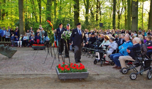 Bij het monument in het bos werden kransen gelegd. | Foto Willemien Timmers