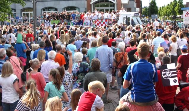 De kampioenen werden bij het gemeentehuis warm onthaald door honderden bewonderaars. | Foto: W. Siemerink