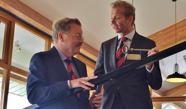 Commissaris voetbal, Coen Verdegaal, draagt de sleutel over aan Frits de Jongh.