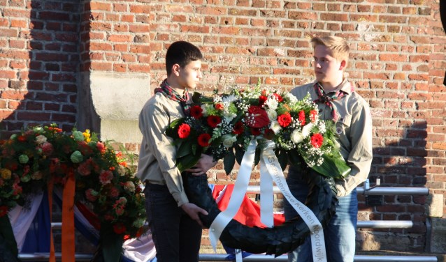 Kransen worden neergelegd bij het herdenkingsmonument voor het gemeentehuis. | Foto: Caroline Spaans