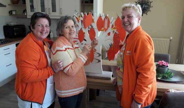 Meta Noteboom(l) en Marja Heemskerk (r) halen een wens op bij mevrouw Van Noort. Zij wil graag nog een keer een lunchen in Noordwijk. | Foto: MV