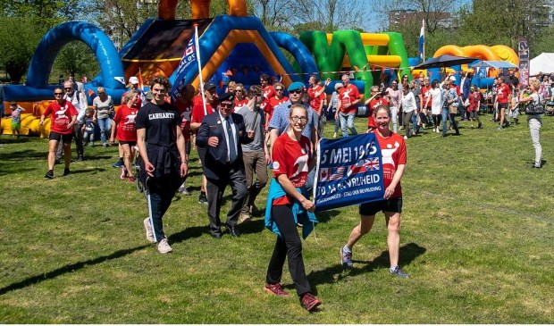 Het bevrijdingsvuur komt aan op het feestterrein in park De Houtkamp.