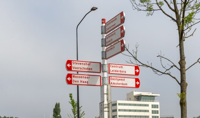 Nieuwe verkeersborden in Leiden verwijzen naar Oestgeest. | Foto Wil van Elk