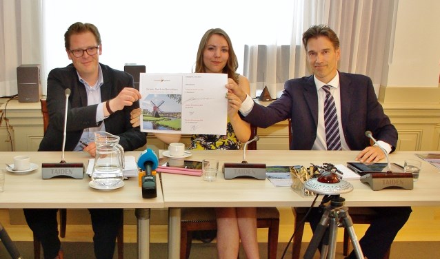 De fractievoorzitters van CDA, PrO en VVD met het coalitieakkoord 2018-2022. | Foto Willemien Timmers