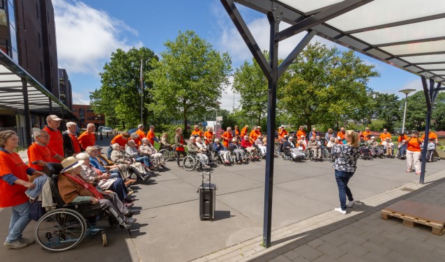 Met een oorverdovend getoeter ging de Rolstoelvierdaagse enthousiast van start. Foto Wil van Elk