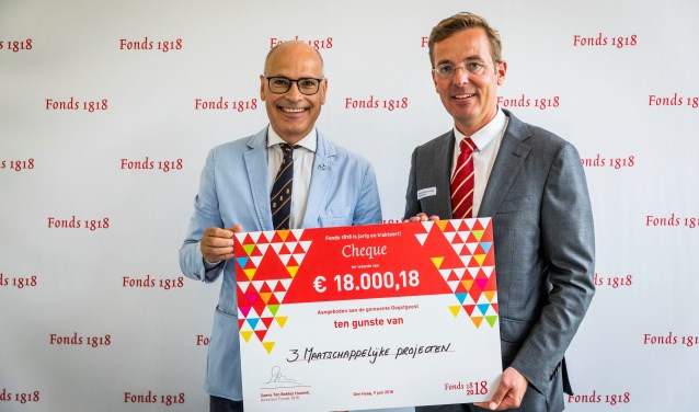 Fonds 1818 heeft de gemeente Oegstgeest een cheque ter waarde van € 18.000,18 aangeboden. | Foto Valerie Kuypers