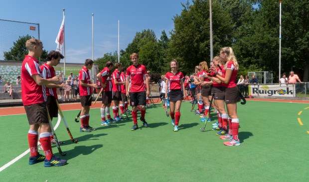 Leden presenteren het nieuwe clubtenue tijdens Super Sunday. | Foto: pr.