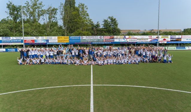 Met z'n allen op de foto. Het is wel even zoeken wie waar staat. | Foto: Remco Out