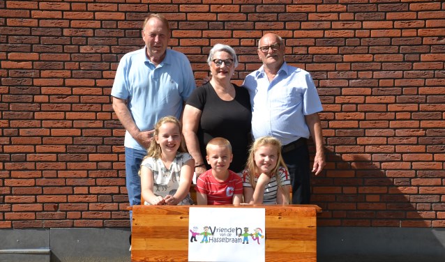 De 'fotoshoot' van grootouders met kleinkinderen in een klassieke schoolbank was populair.