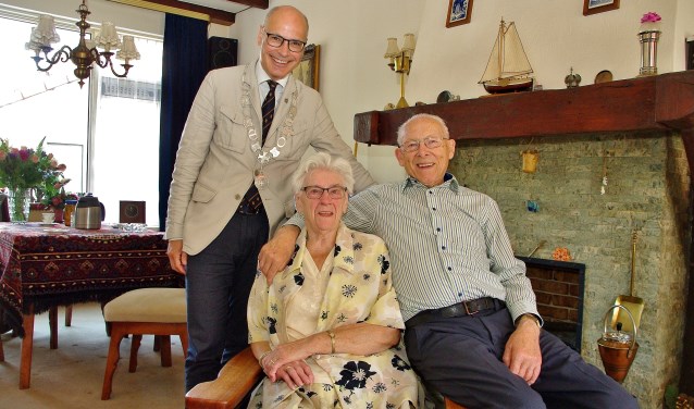 Henk en Wil van Woudenberg werden gefeliciteerd door burgemeester Emile Jaensch. | Foto Willemien Timmers