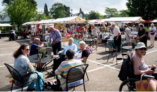 Een terrasje pikken hoorde er ook bij op de vakantiemarkt bij Leythenrode.
