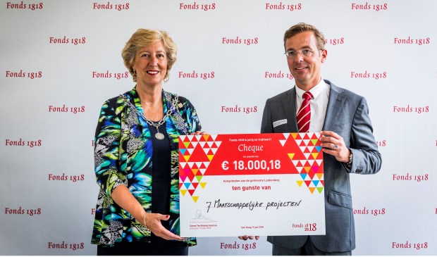 Burgemeester Laila Driessen-Jansen (links) ontvangt de cheque uit handen van Fonds 1818-directeur Sanne ten Bokkel Huinink.